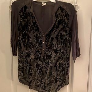 Shimmery casual blouse with short sleeves